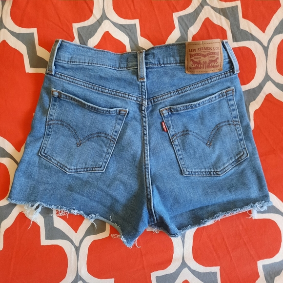 Levi's high rise distressed shorts 28 - Picture 2 of 10